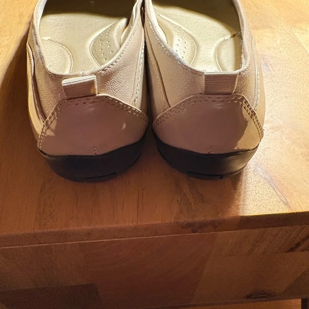 Life Stride Women's Beige /Tan flat shoes soft system new with box Size 8M